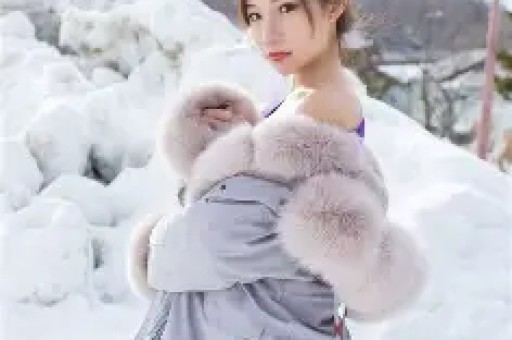 韩国女星Jennie耍大牌事件后《时代》红毯争艳直角肩再成亮点